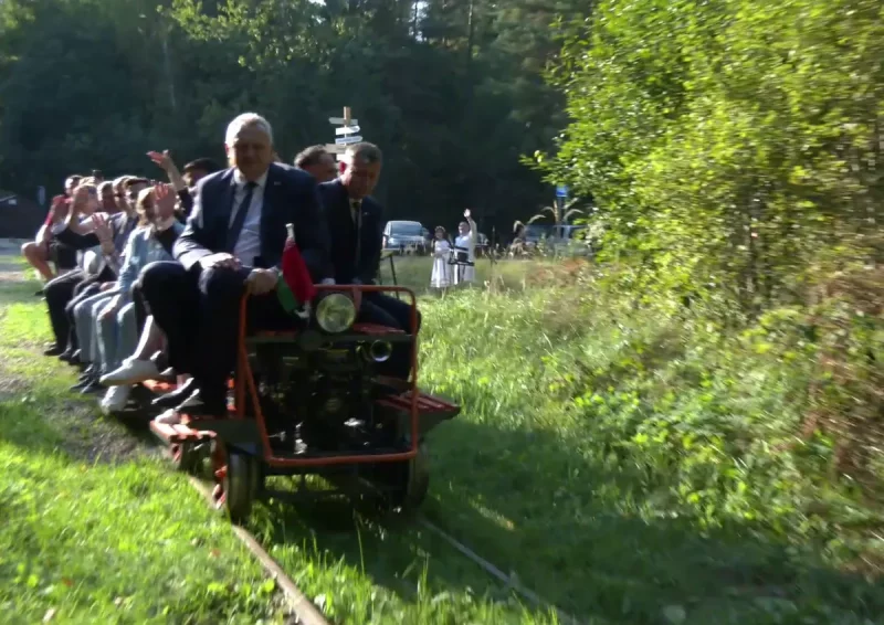 Пад Гроднам закрылі вузкакалейку — пакатацца зноў можна будзе вясной Адкрыццё абноўленага маршруту вузкакалейкі ў Азёрах. Скрыншот Hrodna.life рэпартажу ТРК "Гродна"