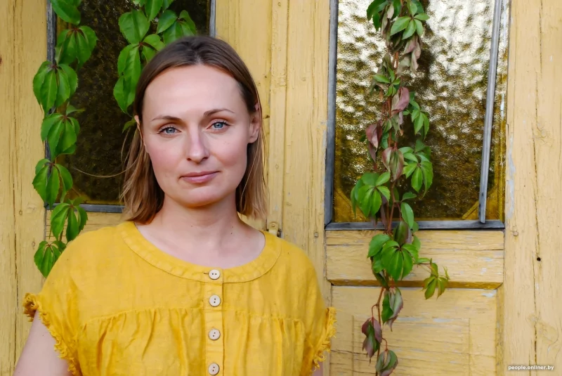 Ганна Таркоўская ў яе сядзібе пад Гроднам. Тут жанчына пляце вянкі і спрабуе паўтарыць гербарый Элізы Ажэшкі. Фота: Onliner.by