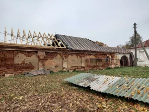 У Шчорсах пачалі аднаўляць сядзібу Храптовічаў. Зараз займаюцца дахам гаспадарчых пабудоў Рэстаўрацыя даху гаспадарчай пабудовы ў сядзібе Храптовічаў у Шчорсах. Фота: Зміцер Юркевіч