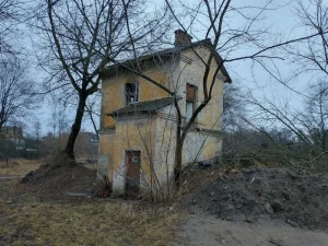 Гродзенец распавёў гісторыю закінутага будынка на Фолюшы, які прадаюць з аўкцыёну Закінуты будынак на тэрыторыі былога ваеннага гарадка на Фолюшы. Фота: Facebook-група "Гродна"