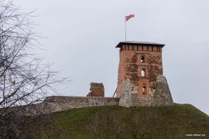 Новыя сцены і жалезная брама. Як зараз выглядае Навагрудскі замак: фота Рэканструкцыя ў Навагрудку