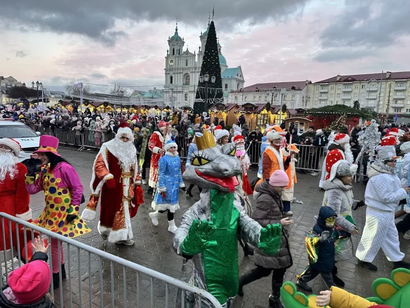 У Гродне прайшоў парад Дзядоў Марозаў і Снягурак Парад Дзядоў Марозаў у Гродне, 20 снежня 2024