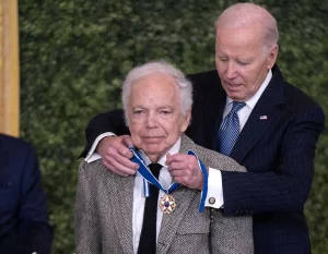 Ральфа Лорэна ўзнагародзілі Прэзідэнцкім Медалём Свабоды. Узгадваем лёс сына эмігрантаў з Гродна і Пінска Ральф Лорэн і Джо Байдэн. Фота: instagram.com/ralphlauren/