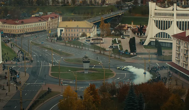 «Самая крутая прэзентацыя краіны» і «асфальт упаскудзілі». З'явілася відэа пра дрыфт, дзеля якога перакрывалі рух у цэнтры Гродна Дрыфт у цэнтры Гродна