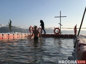 Напярэдадні Вадохрышча святары асвяцілі ў Парэччы 15 тысяч бутэлек вады