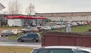 Чэргі на аўтамыйнях Гродна, якіх не было 10 гадоў: што адбываецца і калі лепш ехаць? Чарга на аўтамыйню