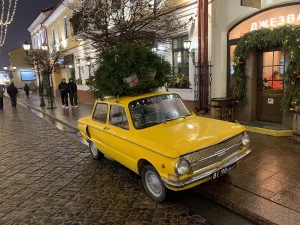 Два «Запарожцы», ГАЗ і тралейбус: якія рэтрамашыны ўпрыгожваюць Гродна ў зімовыя святы Жоўты "Запарожац" на Савецкай. Фота: av.by