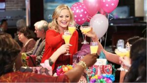Кадр з серыяла Parks and Recreation, дзе гераіня святкуе Galentines-Day