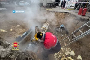 У Гродне прарвала трубаправод: без цяпла засталіся жылыя дамы і дзіцячы сад Прарыў трубаправода на Крамко ў Гродне. Фота: аблвыканкам