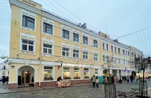 Кафэ — у двары, а рамонт — з парадамі гісторыка. Што адкрыюць на Савецкай у былой адміністрацыі? Былая адміністрацыя на Савецкай. Крыніца: Instagram royal.grodno