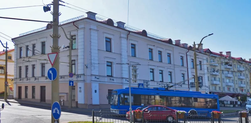 400-летні палац — «Баторыеўку» — насупраць Фарнага касцёла выставяць на продаж Бывший дворец на Карла Маркса, 1.