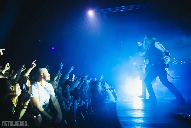 «Трэнд — мацоўня, здароўе». Задалі адны і тыя ж пытанні металістам з Беларусі і Польшчы Першы ў Беларусі канцэрт шведскага гурта Amon Amarth. 2017 год. Крыніца: metalheads.by