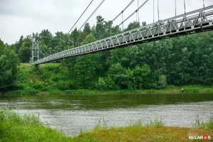 Улады абяцалі зрабіць частку падвеснага моста ў Мастах шкляной. Беларусы паказалі, што атрымалася Падвесны мост у Мастах да рэканструкцыі. Фота: planetabelarus.by