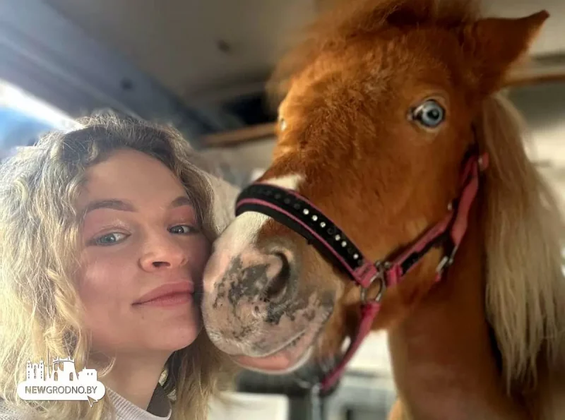 Гродзенцы на 8 сакавіка падарылі поні - гэта была яе даўняя мара