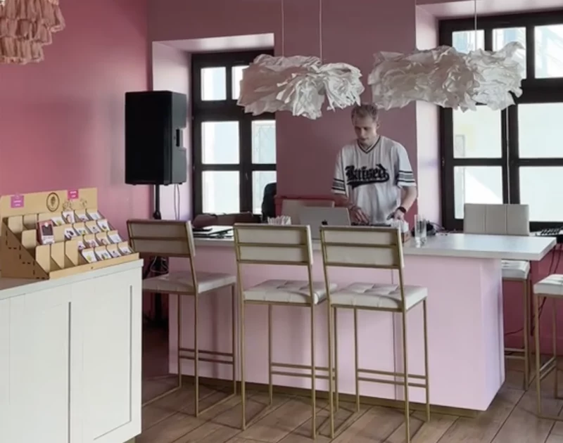 У Гродна прыйшоў новы трэнд - ранішнія рэйвы ў кавярнях Ранішняя вечарынка ў Гродне - ранішні рэйв у кавярні. Скрыншот Hrodna.life з TikTok @marketing_svetavirus