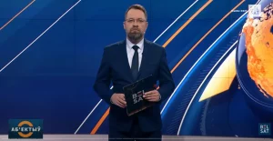На журналіста з Гродна Валерыя Руселіка збіраюць "арыентыроўку". Прыйшлі да яго сталой мамы Валерый Руселік. Фота: "Белсат"