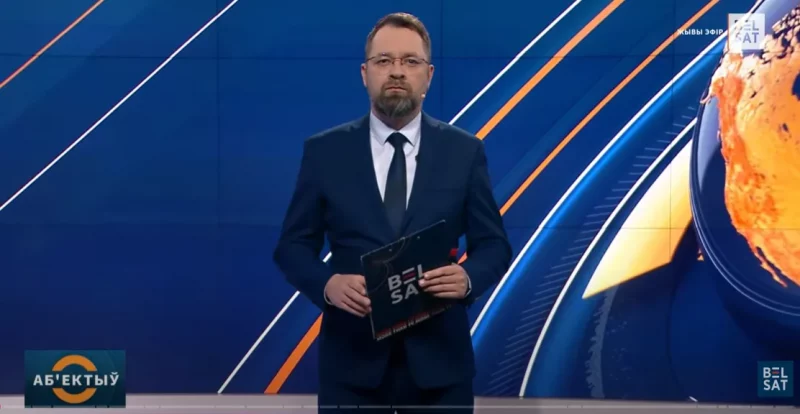 На журналіста з Гродна Валерыя Руселіка збіраюць "арыентыроўку". Прыйшлі да яго сталой мамы Валерый Руселік. Фота: "Белсат"