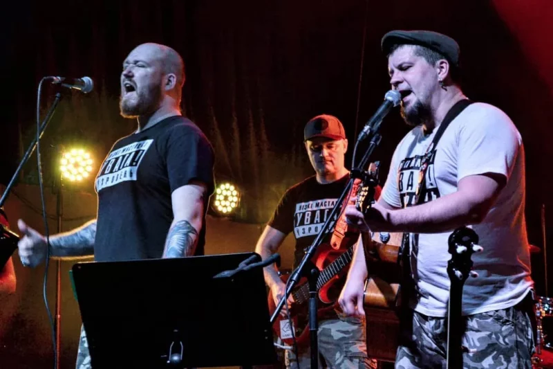 Назву гурта Dzieciuki і яго сацсеткі прызналі "экстрэмісцкімі". Падобна, што "экстрэмісцкай" стала і першая беларускамоўная газета Гурт Dzieciuki у час выступу. Крыніца: сацсеці гурта