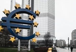 Сімвал еўра ля будынка штаб-кватэры Еўрапейскага цэнтральнага банка ў Франкфурце-на-Майне. Фота: Masood Aslami / Pexels.com