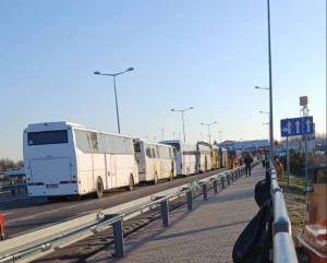 Новыя рэйсы ў Польшчу запусцілі са Слоніма Аўтобусы ў чарзе на мяжы з Польшчай.