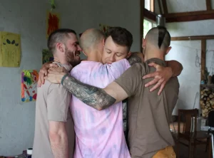 Дзядзі і цёці смажаць зефіркі на вогнішчы. Што такое летнікі для дарослых і чаму яны папулярныя? Актыўнасці лагера для дарослых. Фота: instagram.com/south_park.camp