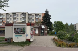 «Яшчэ і на піва застаецца». З'ездзілі на мяжу і даведаліся, як беларускія цыгарэты ўвозяць у Польшчу і чаму не атрымоўваецца спыніць кантрабанду Ларок у Бяла-Падляскай. Фота: MOST / Hrodna.life