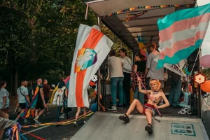 Спрэчка вакол вясёлкавай Пагоні: беларускай квір-актывістцы ў Варшаве пагражаюць з-за выкарыстання бел-чырвона-белага сцяга на прайдзе Паша Джэжора на адным з папярэдніх прайдаў. Пагоня з вясёлкай у 2025 годзе стала прычынай спрэчак. Фота з архіву Пашы