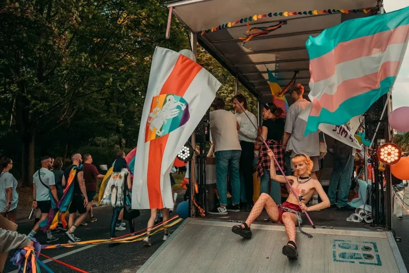 Паша Джэжора на адным з папярэдніх прайдаў. Пагоня з вясёлкай у 2025 годзе стала прычынай спрэчак. Фота з архіву Пашы