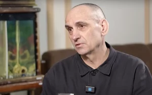 Ежы Жывалеўскі ў час інтэрв'ю для прапагандыстаў беларускага тэлебачання