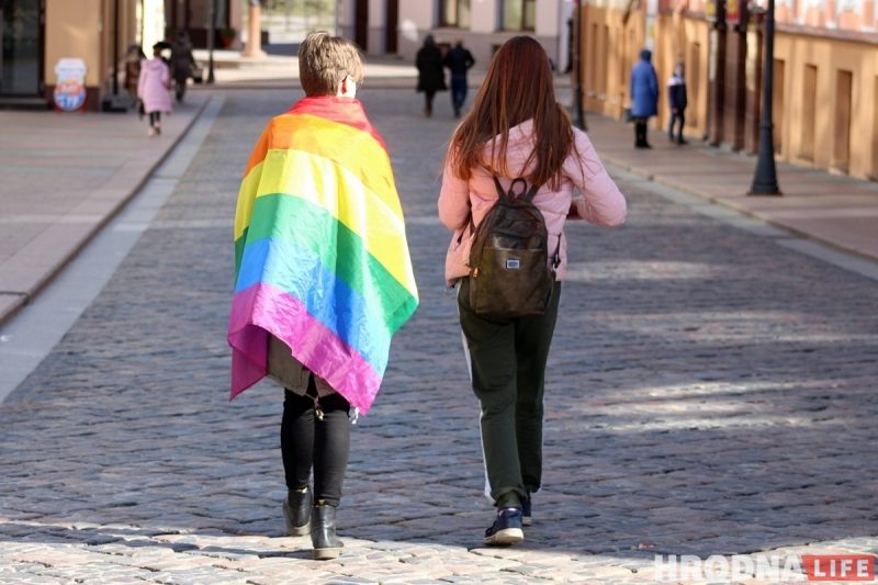 "Сам факт існавання — прапаганда". Абмеркавалі з актывістам закон аб забароне прапаганды гомасэксуальнасці і чайлд-фры Вясёлкавы сцяг у Гродне. Фота: архіў Hrodna. life. 2019 год