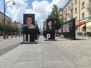 У Польшчы — генацыд, у Расіі — складаная гісторыя, у Беларусі — "экстрэмізм у імя сумнеўных ідэй". Аўгустоўская аблава дагэтуль выклікае спрэчкі Выстава ў Беластоку, прысвечаная ахвярам Аўгустоўскай аблавы. Ліпень 2025. Фота: Hrodna.life