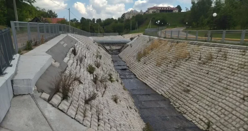 Закатаныя ў бетон берагі Гараднічанкі. Фота: Гродзенская піўная ліга