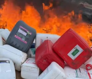 «Кіраўніцтва шчыра выбачаецца». У Зэльвенскім раёне спальвалі каністры ад ядахімікатаў