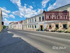 Нерухомасць тыдня: прадаюць кватэру на адной з цэнтральных вуліц Гродна — там шмат канапаў і ціхі двор квартира на большой троицкой