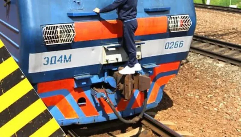 Ехалі ад Гродна да Мураванкі на выступе цягніка. Двух падлеткаў затрымалі за зацэпінг Ехалі ад Гродна да Мураванкі на выступе цягніка. Двух падлеткаў затрымалі за зацэпінг