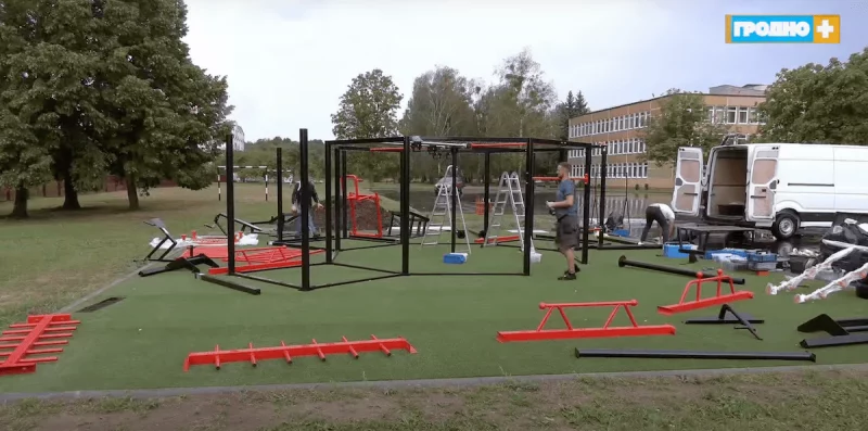 Каля трох гродзенскіх школ з'явяцца спартпляцоўкі. Туды могуць прыйсці і гараджане Каля трох гродзенскіх школ з'явяцца спартпляцоўкі. Туды могуць прыйсці і гараджане