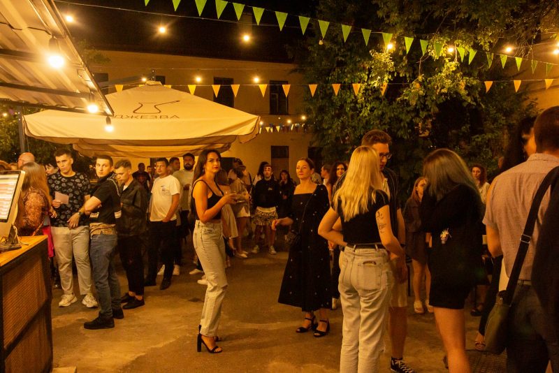 Чыноўнікі патлумачылі, чаму музыкі больш не выступаюць у цэнтральных дворыках Гродна Тусовочное место в Гродно - дворик на Советской 5 у кофейни Джезва