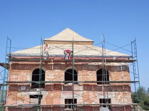 У Ізабеліне амаль скончылі аднаўляць дах сінагогі  У Ізабеліне амаль скончылі аднаўляць дах сінагогі