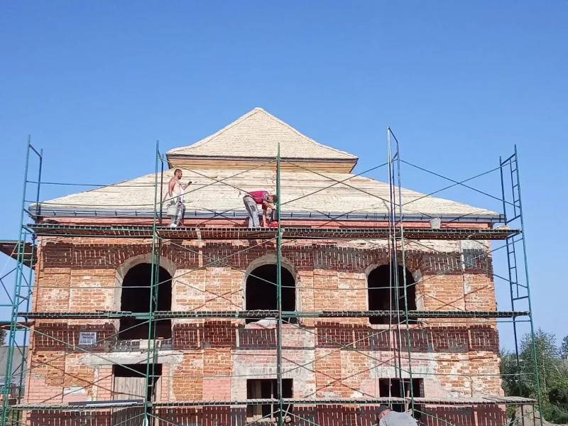 У Ізабеліне амаль скончылі аднаўляць дах сінагогі У Ізабеліне амаль скончылі аднаўляць дах сінагогі