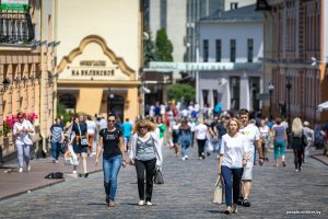 Гродна ў пяцёрцы самых наведвальных гарадоў Беларусі - прыязджае шмат расіян Туристы на улицах Гродно. Фото иллюстрационное onliner.by
