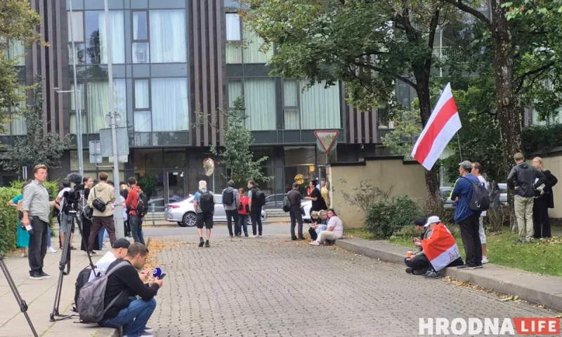 У Вільні сустракаюць Паўла Мажэйку і іншых вызваленых 11 верасня палітзняволеных (абноўлена) Амбасада ЗША ў Вільні, 11 верасня 2025. Фота: Hrodna.life