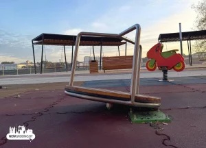 У абноўленым скверы на Дарвіна зламалі дзіцячыя каруселі - прапрацавалі менш за месяц детская площадка в Гродно; карусель; сквер на улице Дарвина