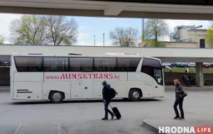 Перавозчыкі зноў адкрываюць рэйсы ў Літву: продажы білетаў ужо стартавалі (абноўлена) Белорусский автобус на вокзале в Вильнюсе. Беларускі аўтобус на вакзале ў Вільні. Фота: Hrodna.life