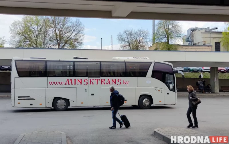 Перавозчыкі зноў адкрываюць рэйсы ў Літву: продажы білетаў ужо стартавалі (абноўлена) Белорусский автобус на вокзале в Вильнюсе. Беларускі аўтобус на вакзале ў Вільні. Фота: Hrodna.life