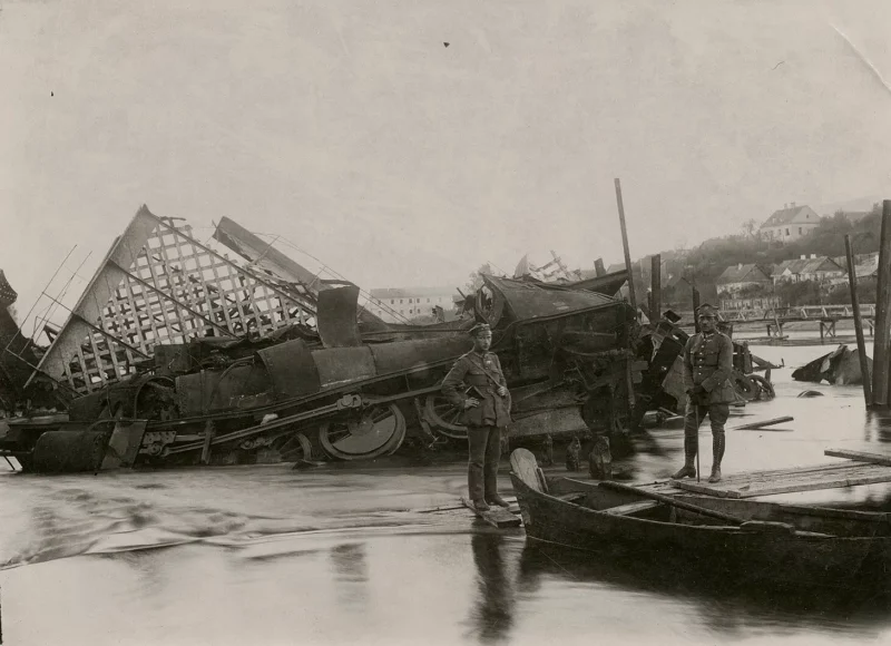 Лакаматыў, скінуты з чыгуначнага моста ў Нёман бальшавікамі, якія адступалі з Гродна ў верасні 1920 года. Фота: Hrodna 11:27
