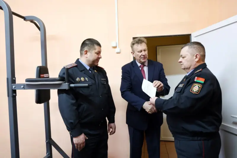 Хамко і Валенцюкевіч уручаюць падарунак.