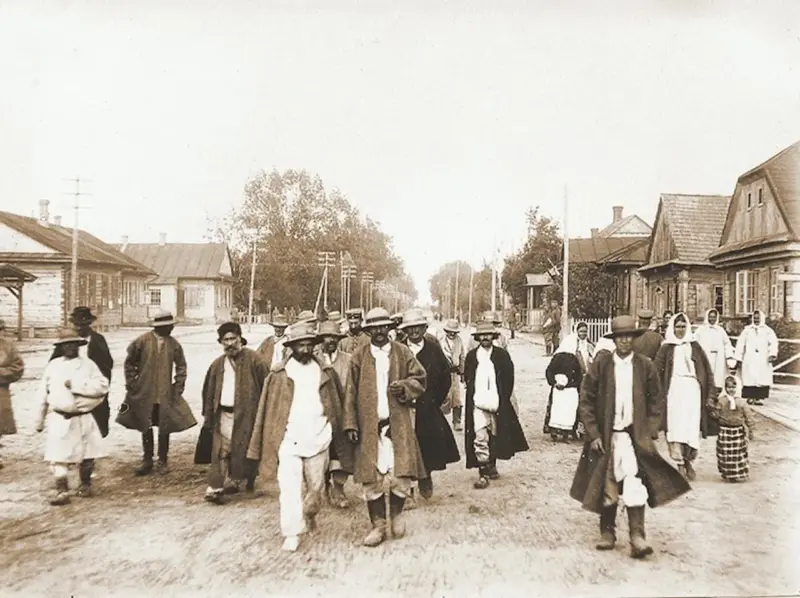 Жыхары Янава ў пачатку ХХ стагоддзя. Сярод іх былі лабары