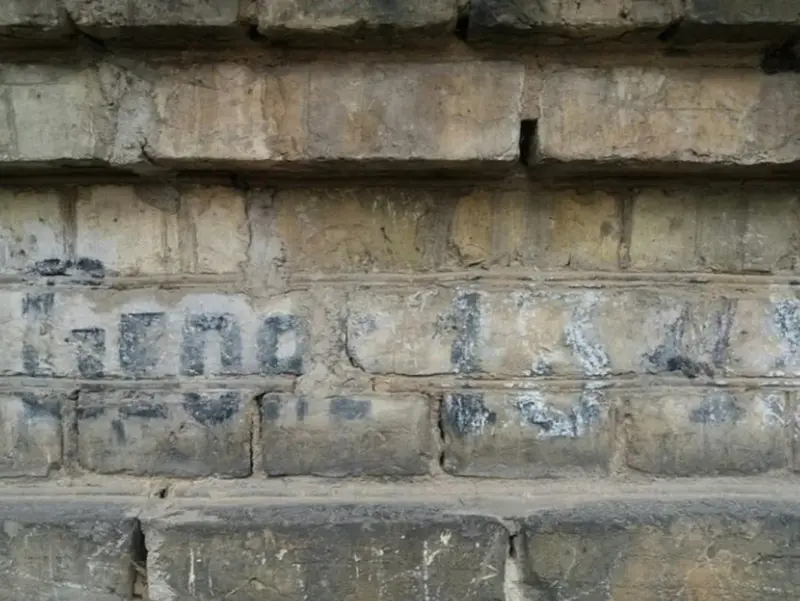 Надпись «GEORE 1348» на доме №3 по улице Студенческой. В годы последней немецкой оккупации улица имела сначала название №409, а после «Лотзенер-штрассе». Фото: Hrodna 11:27