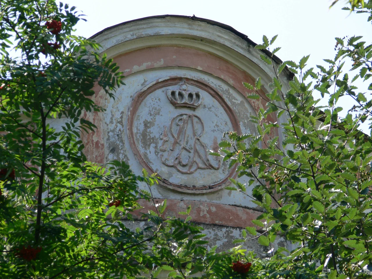 Монограмма короля Станислава Августа Понятовского на фасаде бывшего дворца, 2011 год. Фото: dworypogranicza.pl