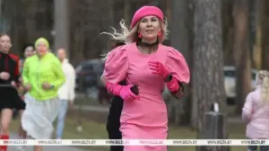 «Забег прыгажосці». У Гродне дзяўчаты прабягуцца ў сукенках забег в платьях